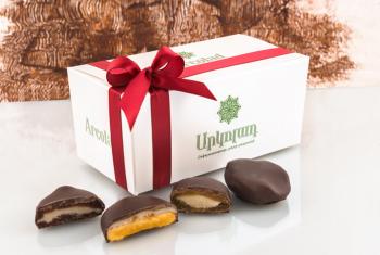 Chocolate coated dried fruit selection, 220 g Chocolate coated dried fruit selection, 220 g